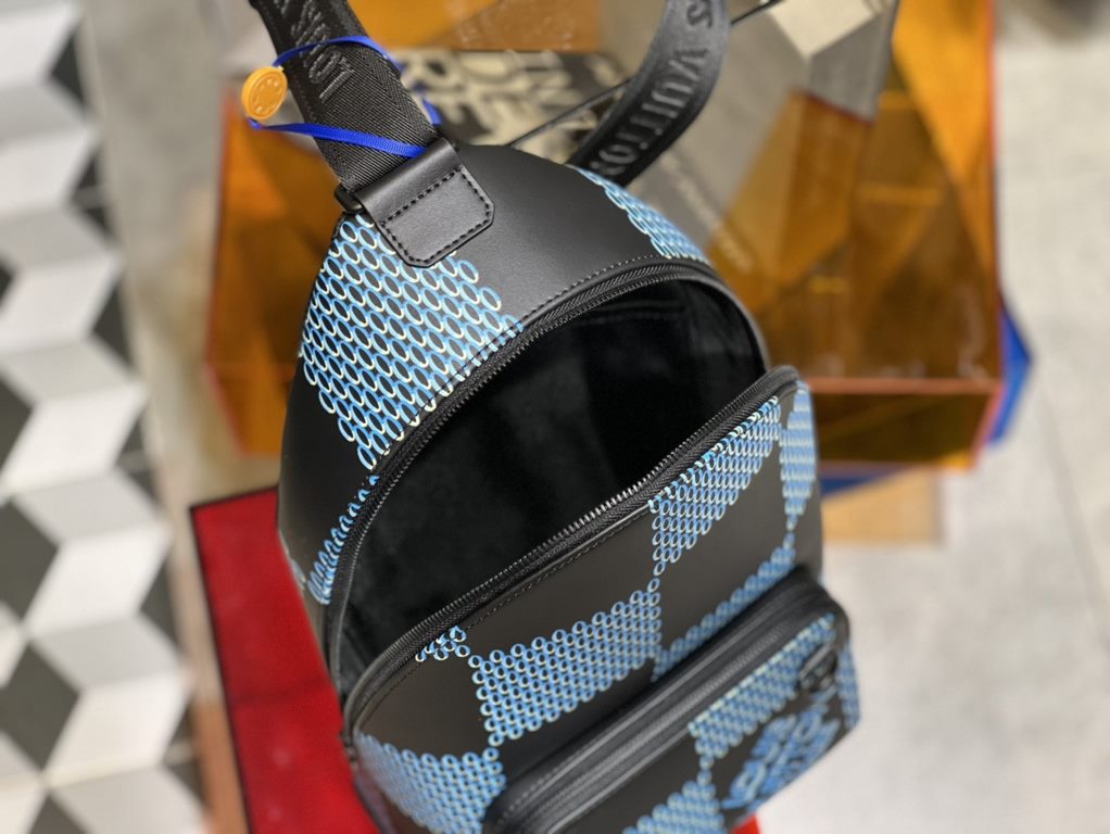 M46107 RACER SHOULDER BAG WITH BLUE PRINT The Racer shoulder bag is an on-trend bag that unleashes the Damier Spray element. Louis Vuitton's iconic Damier pattern is enlarged to create a 3D effect. Compact enough to fit 