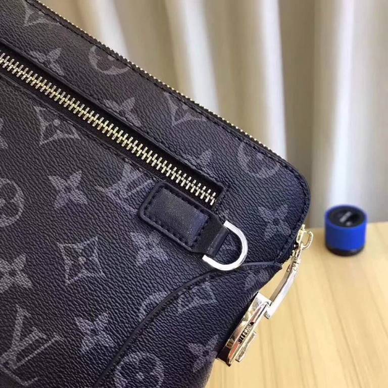 LV new men's handbag with combination lock   Italian imported cowhide   top goods,   steel hardware are brand LOGO, look at the gloss of the leather, look at the oil edge, look at the alignment, the highest quality in th