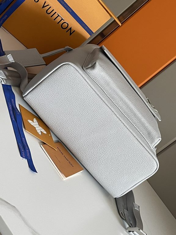 The new LV Aerogram shoulder bag from   Top OriginalsM59325 revolutionizes trendsetting with its elegance. The fine calfskin leather is as supple as an old-fashioned airmail stationery and is embellished with a matte met