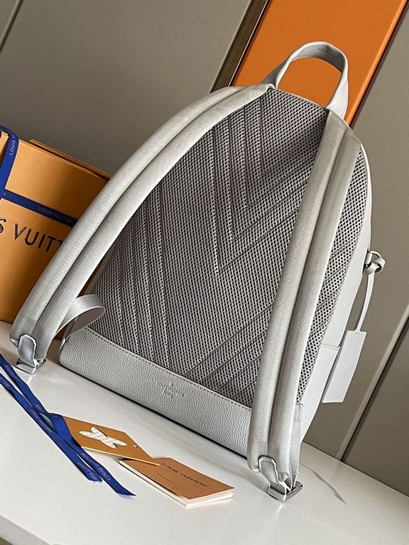 The new LV Aerogram shoulder bag from   Top OriginalsM59325 revolutionizes trendsetting with its elegance. The fine calfskin leather is as supple as an old-fashioned airmail stationery and is embellished with a matte met