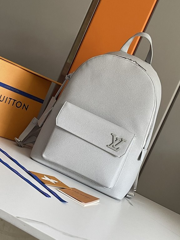 The new LV Aerogram shoulder bag from   Top OriginalsM59325 revolutionizes trendsetting with its elegance. The fine calfskin leather is as supple as an old-fashioned airmail stationery and is embellished with a matte met