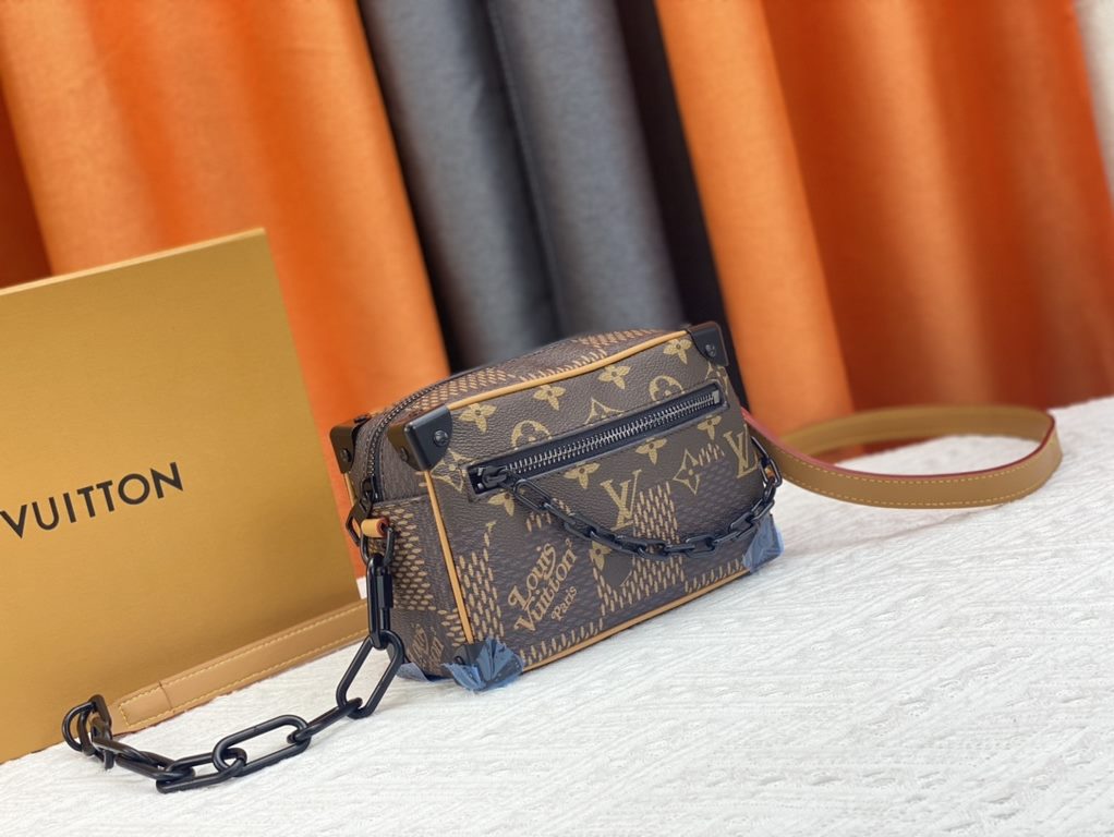 Upgraded Original Exclusive Authentic M60394 M80033 M20557 M44480 with new Louis Vuitton! signature printed on its vintage Monogram canvas and chunky chain, the mini soft trunk bag is part of Virgil Abra's everyday LV ca