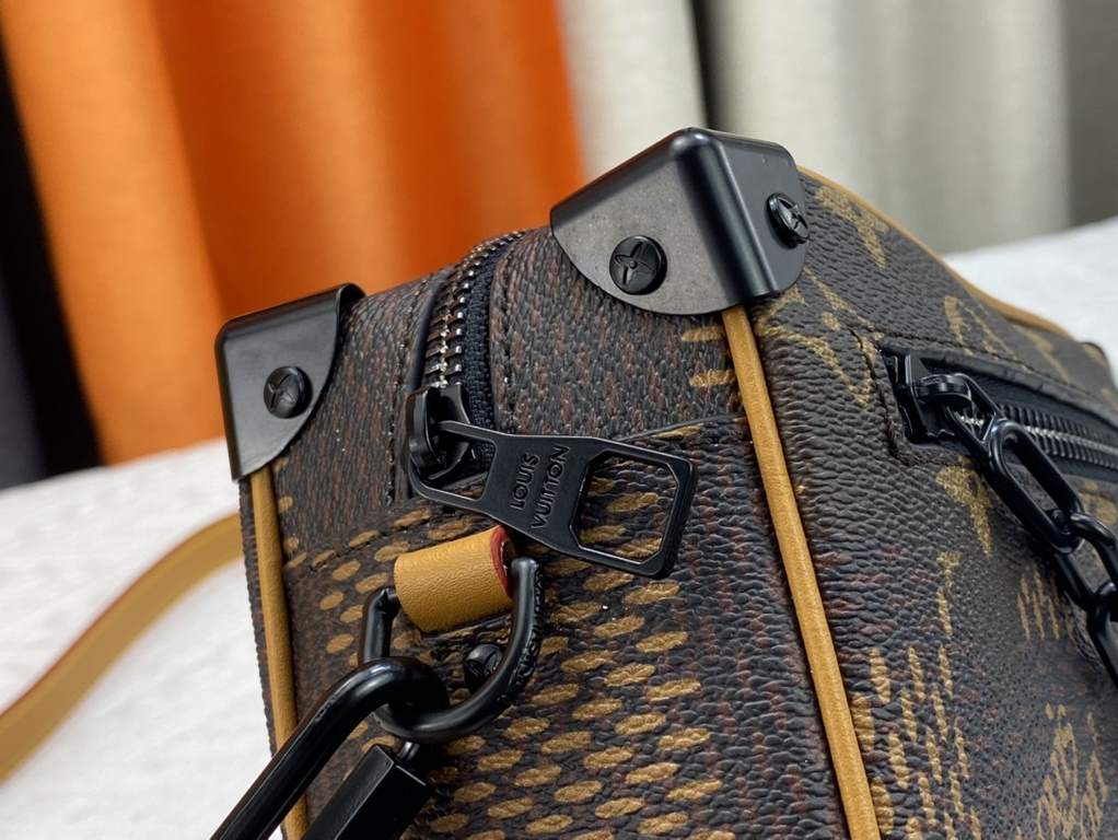 Upgraded Original Exclusive Authentic M60394 M80033 M20557 M44480 with new Louis Vuitton! signature printed on its vintage Monogram canvas and chunky chain, the mini soft trunk bag is part of Virgil Abra's everyday LV ca