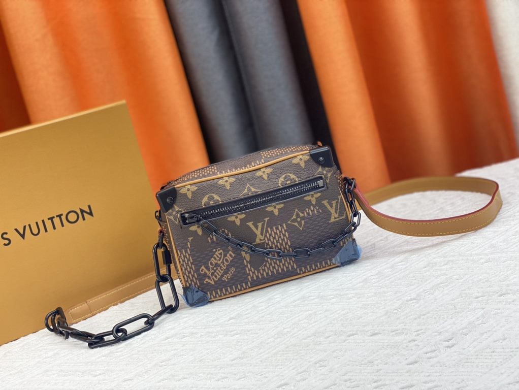 Upgraded Original Exclusive Authentic M60394 M80033 M20557 M44480 with new Louis Vuitton! signature printed on its vintage Monogram canvas and chunky chain, the mini soft trunk bag is part of Virgil Abra's everyday LV ca