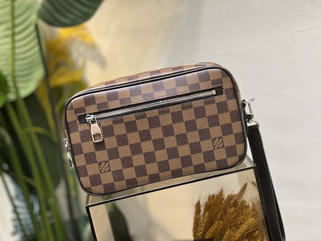 M41664 Black Check Black Flower 41663 Coffee 42838 Flower 51726 Water Wave 41663 Creme 30441 Cross 30443 Silver Wheat The Pochette Kasai clutch is shaped in a compact form in finely textured Taga leather, with the letter