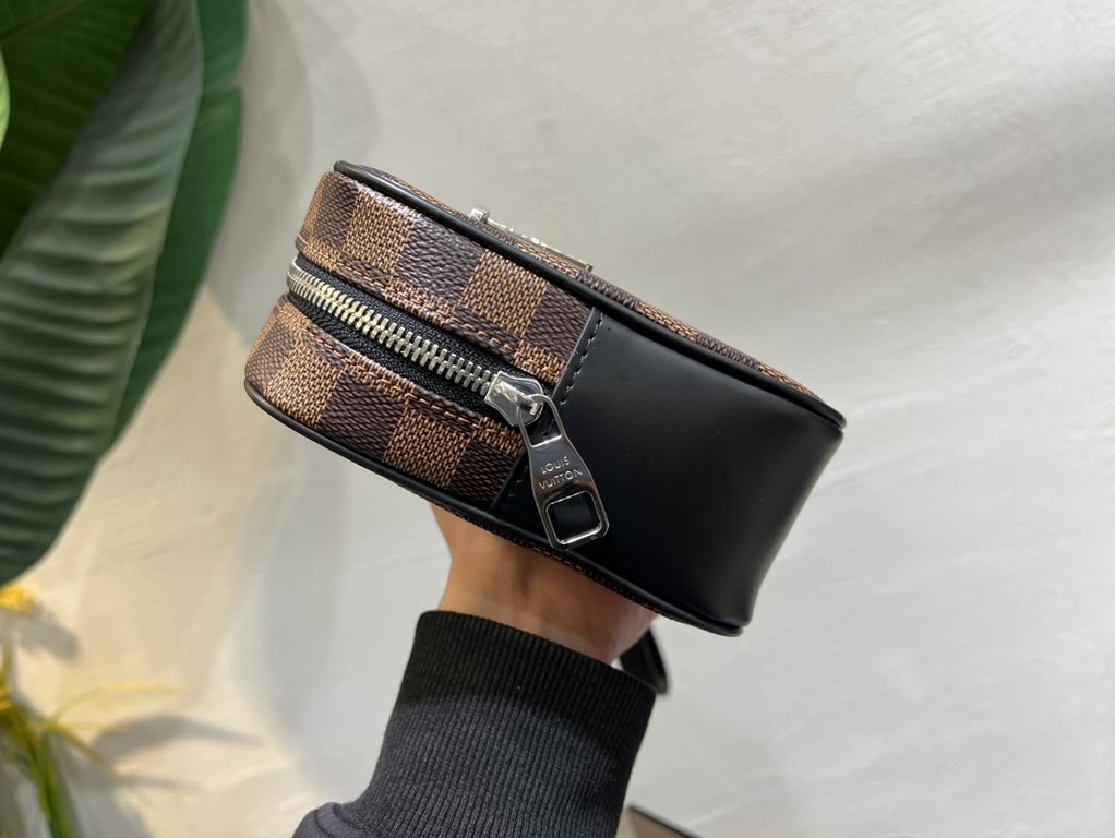 M41664 Black Check Black Flower 41663 Coffee 42838 Flower 51726 Water Wave 41663 Creme 30441 Cross 30443 Silver Wheat The Pochette Kasai clutch is shaped in a compact form in finely textured Taga leather, with the letter