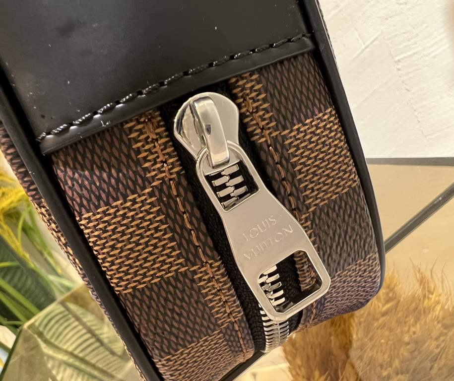 M41664 Black Check Black Flower 41663 Coffee 42838 Flower 51726 Water Wave 41663 Creme 30441 Cross 30443 Silver Wheat The Pochette Kasai clutch is shaped in a compact form in finely textured Taga leather, with the letter