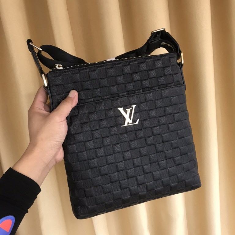 New Lv crossbody bag   Italian imported cowhide   top goods,   steel hardware are brand LOGO, look at the gloss of the leather, look at the oil edges, look at the alignment, the highest quality in the market, there is no