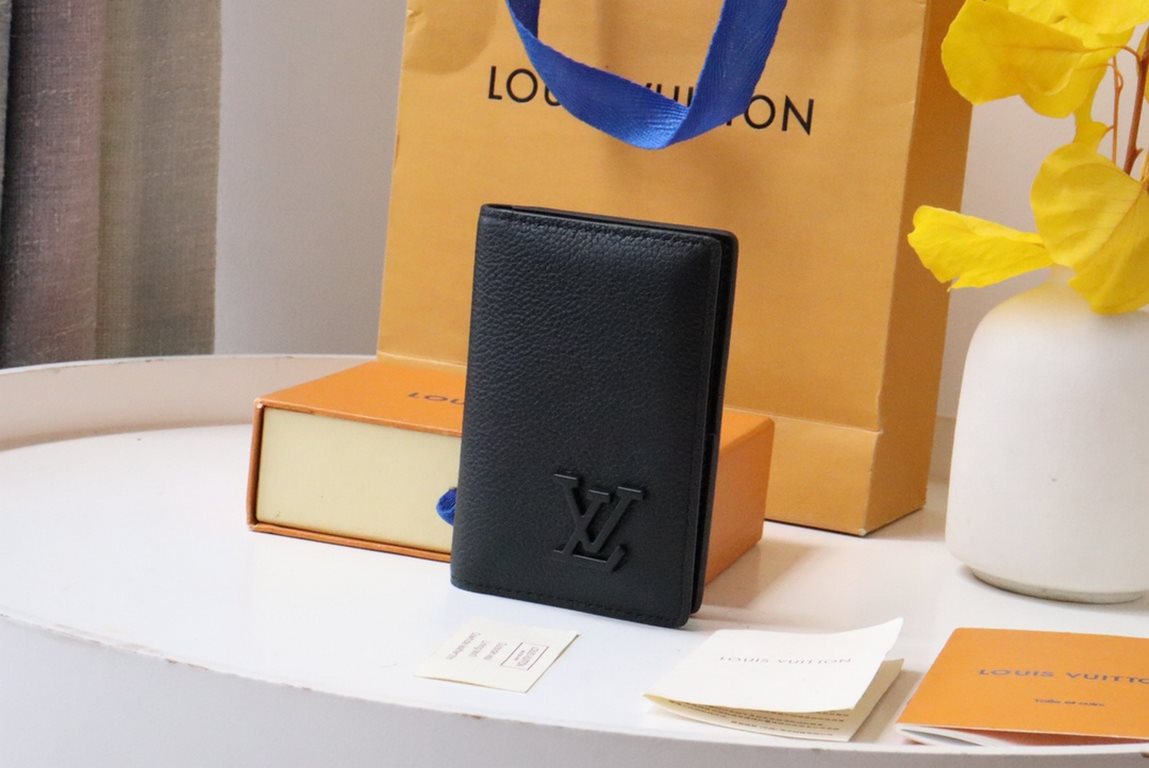 M69979New LV Aerogram Pocket WalletCrafted from calfskin as supple as old-time airmail stationery, the metal LV letters underline the brand's identity, while compartments and card slots combine elegance and functionality