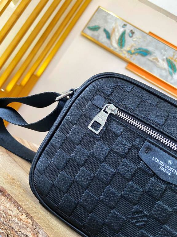 秘秘LV    Counter the latest explosion of men's crossbody bags, heavy money to create a new channel goods   Energetic   Ideal for men's   The original hardware  LOGO is clear as a bell   Top head layer cowhide   quality Un