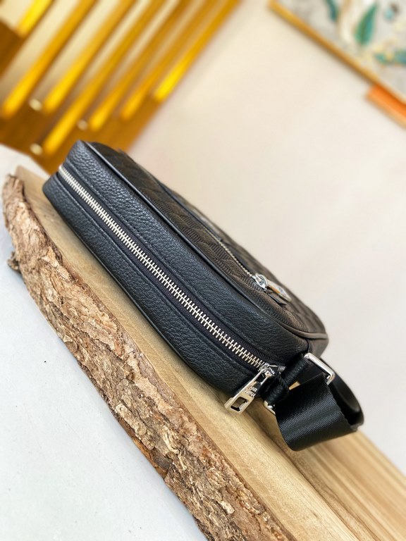 秘秘LV    Counter the latest explosion of men's crossbody bags, heavy money to create a new channel goods   Energetic   Ideal for men's   The original hardware  LOGO is clear as a bell   Top head layer cowhide   quality Un