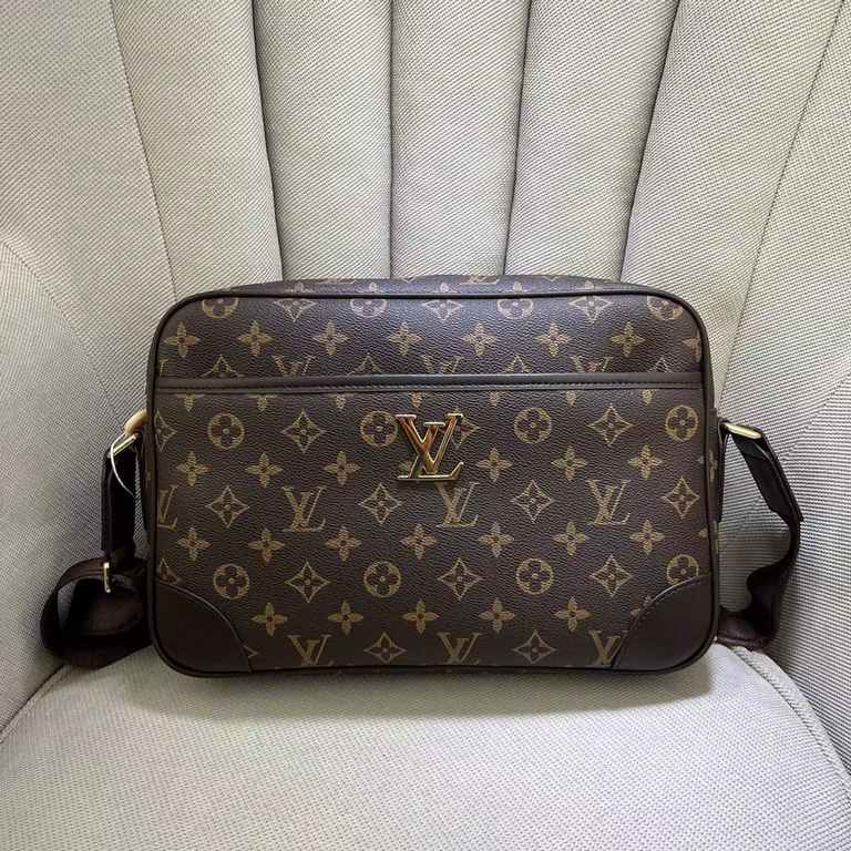 LV Crossbody BagModel 2367-2Size 31-21-7Counter new    heavy hit version replica   original leather replica   leather super soft   oversized capacity   customized counter original hardware  smooth zipper    perfect craft