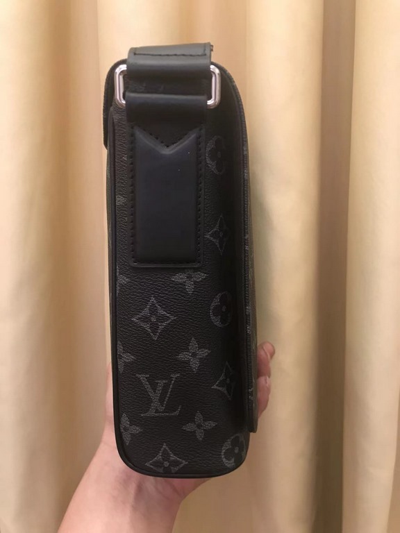 We are different, different           Knowing the goods need not say more! The main fabric is different, the shoulder strap is different, the logo and each hardware small accessories are different ...... must have for me