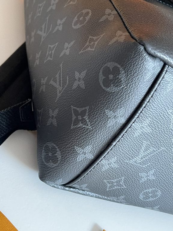 Top Original   Genuine Development, All Steel Hardware    The new Saumur shoulder bag gives a modern twist to Louis Vuitton's classic, the equestrian-inspired Saumur bag, which was born in 1986. The subtle Monogram Eclip