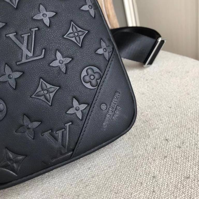 LV    new men's chest bag tide brand   the most trendy and hottest models Imported original cowhide, feel first-class   workmanship is very exquisite   show fashion and trend, presenting an inadvertent fashionable style 