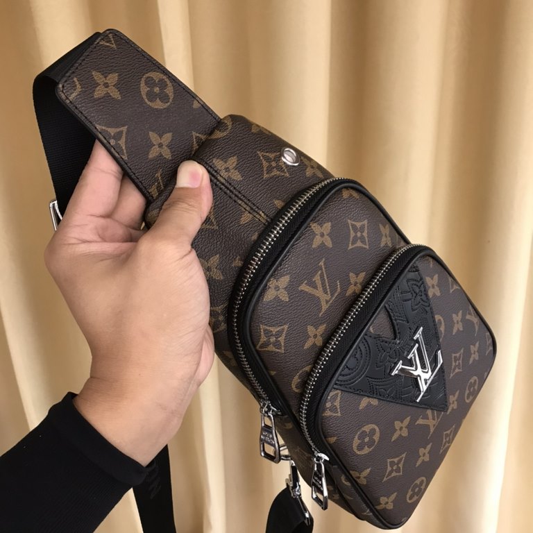 So many people looking at the bag!  LV is not good to sell turn the picture know. Newest 2020 Launched Men's Chest Bag, Selected Leather - High-grade Imported Cowhide Leather, Imported Lining Design  Uniform alignment [B