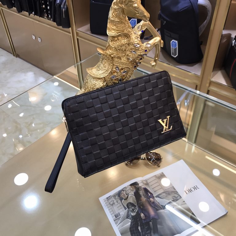 Louis Vuitton (Louis Vuitton   3233-7)  New multi-compartment clutch  Smooth leather trim and spacious interior, the perfect combination of luxury and practicality  LV  Men's Collection  Black Leather Stunning Luxury Syn