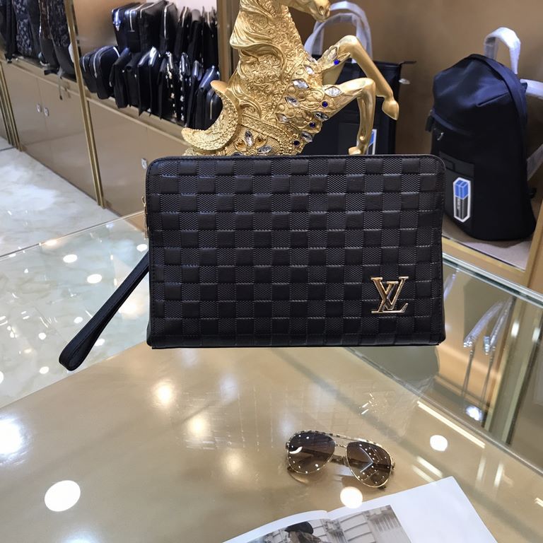 Louis Vuitton (Louis Vuitton   3233-7)  New multi-compartment clutch  Smooth leather trim and spacious interior, the perfect combination of luxury and practicality  LV  Men's Collection  Black Leather Stunning Luxury Syn