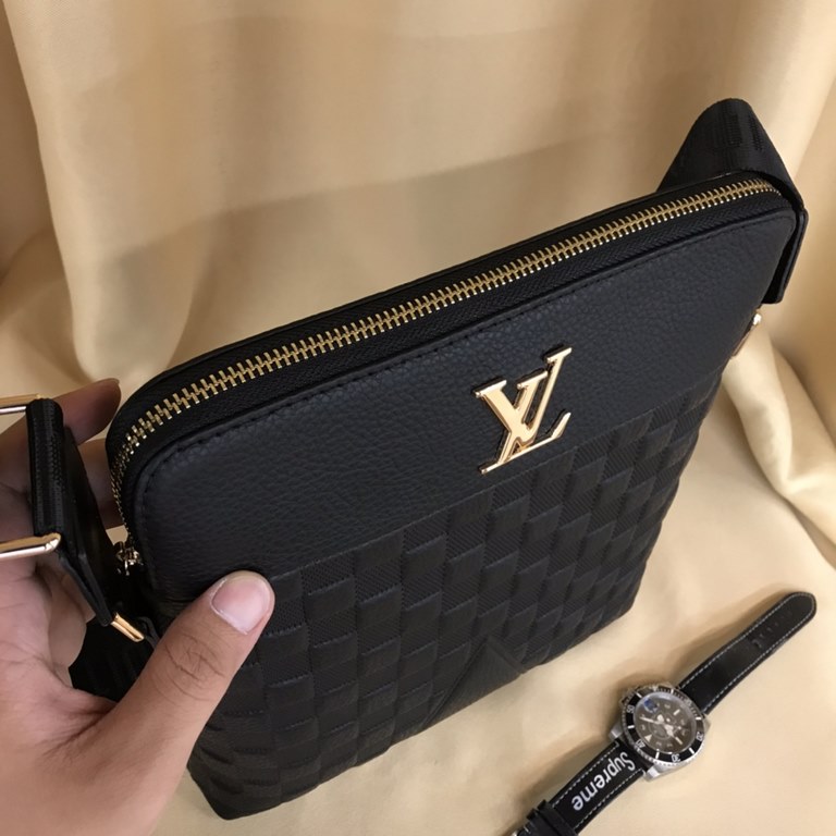 New Lv crossbody bag   Italian imported cowhide   top goods,   steel hardware are brand LOGO, look at the gloss of the leather, look at the oil edges, look at the alignment, the highest quality in the market, there is no