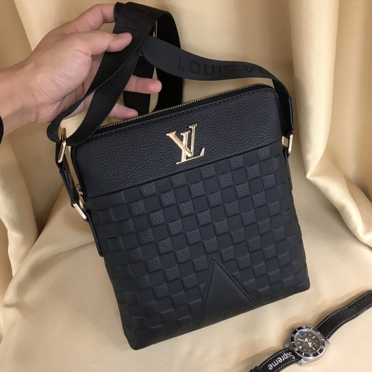 New Lv crossbody bag   Italian imported cowhide   top goods,   steel hardware are brand LOGO, look at the gloss of the leather, look at the oil edges, look at the alignment, the highest quality in the market, there is no