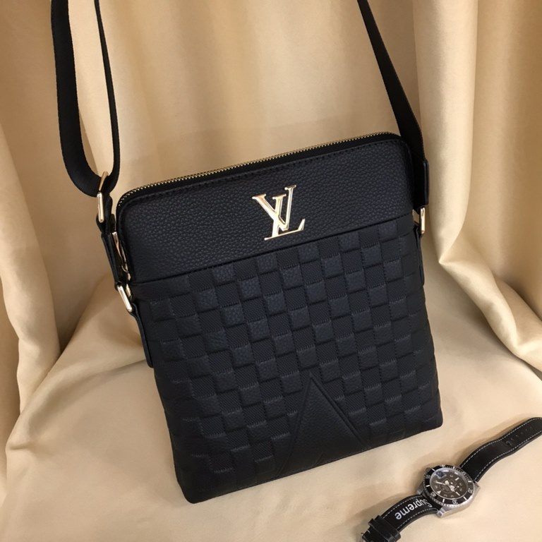 New Lv crossbody bag   Italian imported cowhide   top goods,   steel hardware are brand LOGO, look at the gloss of the leather, look at the oil edges, look at the alignment, the highest quality in the market, there is no