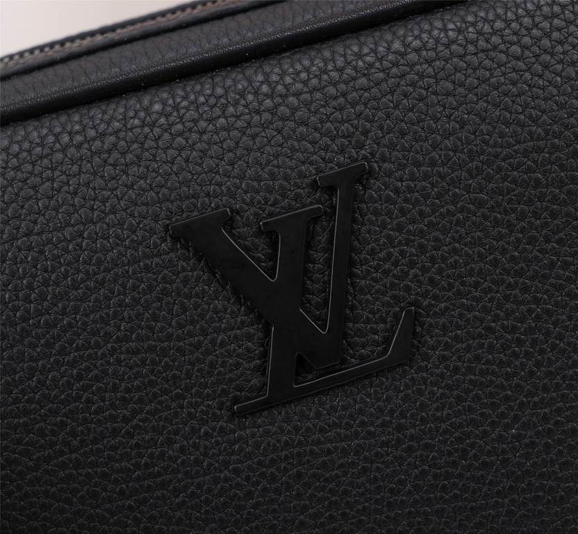 LV home top original single men's handbag Italian imported cattle Using imported equipment    lines are clear European ZP synchronization original single hardware accessories Removable leather wrist strap Imported enviro