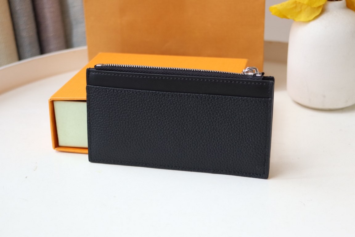 M82282 Head leatherCoin card holder made of beautiful cowhide leather from shibo. Suitable for the LV AEROGRAM collection, the matte LV initials are decorated in the same color. In addition to 4 card slots and a zipper-o