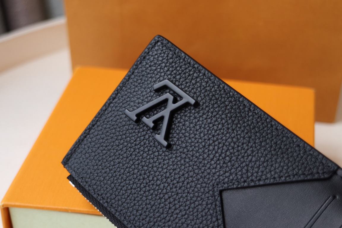 M82282 Head leatherCoin card holder made of beautiful cowhide leather from shibo. Suitable for the LV AEROGRAM collection, the matte LV initials are decorated in the same color. In addition to 4 card slots and a zipper-o