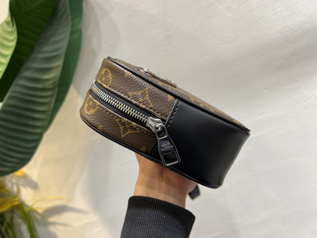 M41664 Black Check Black Flower 41663 Coffee 42838 Flower 51726 Water Wave 41663 Creme 30441 Cross 30443 Silver Wheat The Pochette Kasai clutch is shaped in a compact form in finely textured Taga leather, with the letter