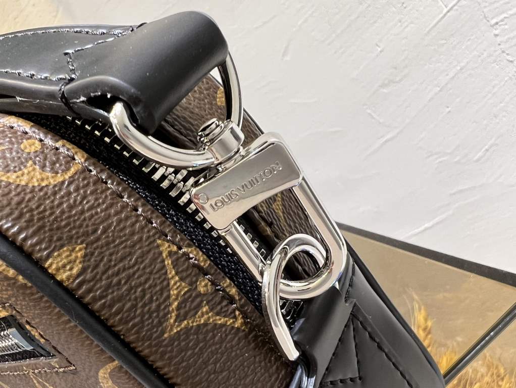 M41664 Black Check Black Flower 41663 Coffee 42838 Flower 51726 Water Wave 41663 Creme 30441 Cross 30443 Silver Wheat The Pochette Kasai clutch is shaped in a compact form in finely textured Taga leather, with the letter