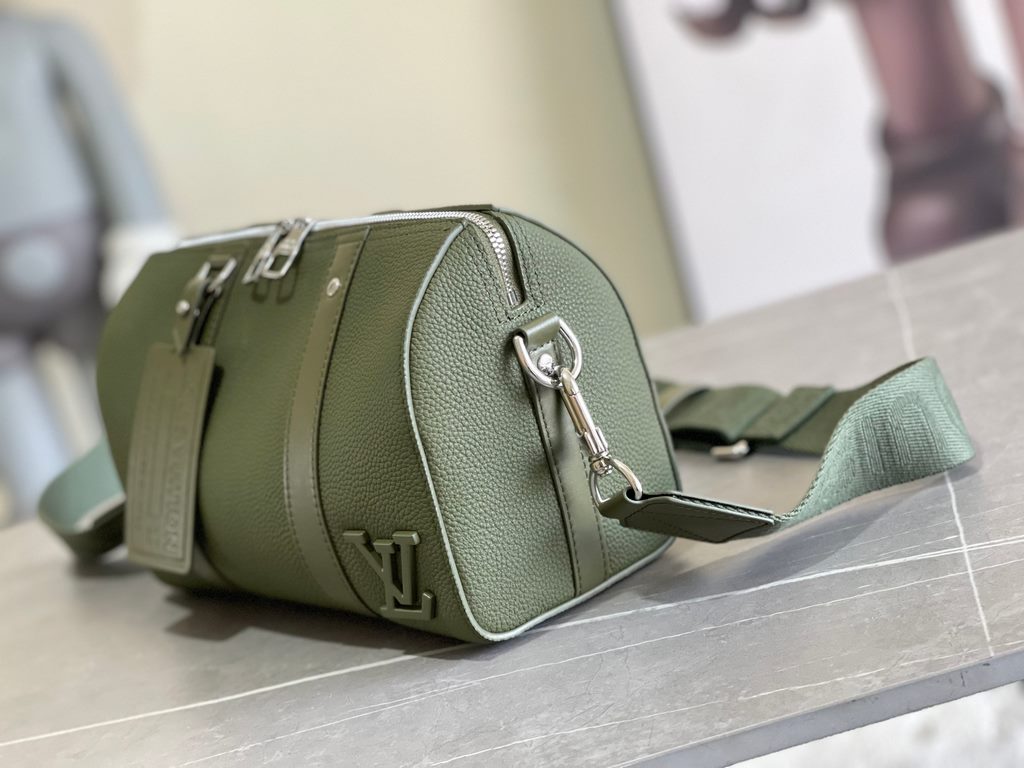 Exclusive Background Top Original M21438 Ginger M21437 Khaki Green M59255g This City Keepall handbag is crafted from LV Aerogram cowhide leather with a subtle texture for a handsome look. Identified by the metal LV logo,