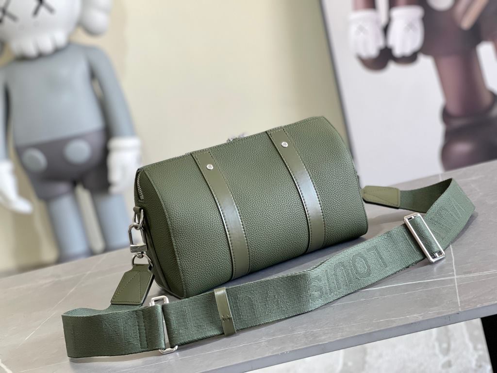 Exclusive Background Top Original M21438 Ginger M21437 Khaki Green M59255g This City Keepall handbag is crafted from LV Aerogram cowhide leather with a subtle texture for a handsome look. Identified by the metal LV logo,