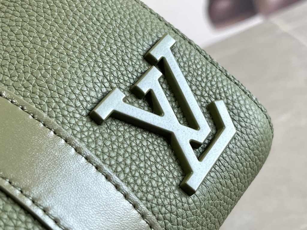 Exclusive Background Top Original M21438 Ginger M21437 Khaki Green M59255g This City Keepall handbag is crafted from LV Aerogram cowhide leather with a subtle texture for a handsome look. Identified by the metal LV logo,