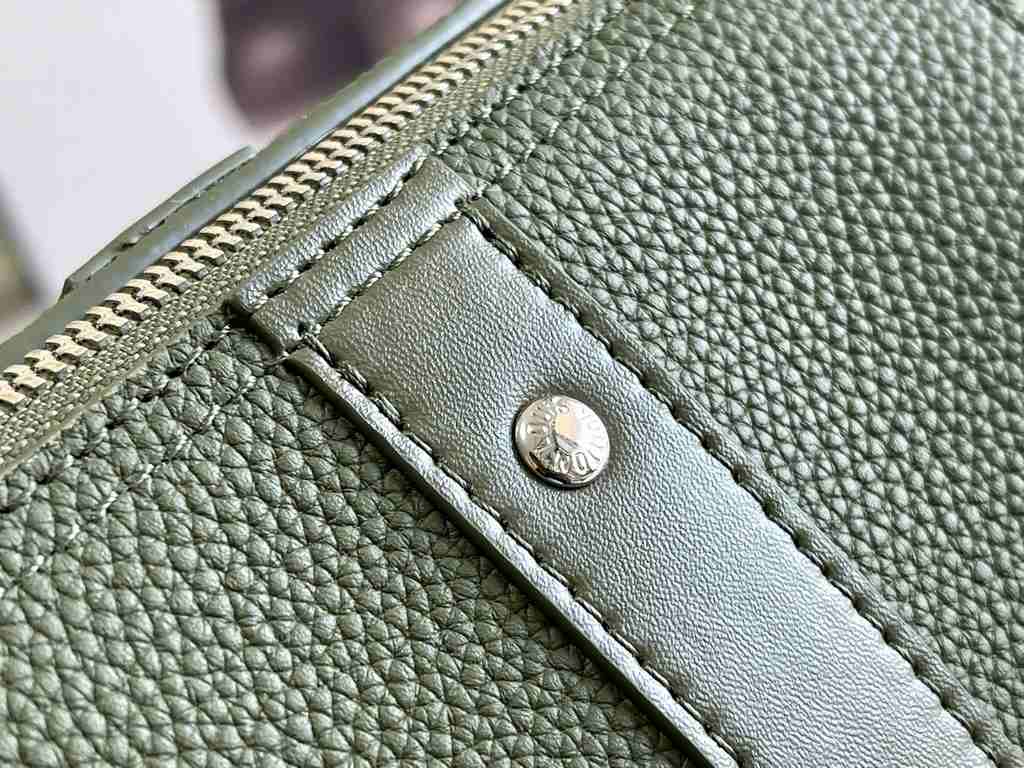 Exclusive Background Top Original M21438 Ginger M21437 Khaki Green M59255g This City Keepall handbag is crafted from LV Aerogram cowhide leather with a subtle texture for a handsome look. Identified by the metal LV logo,