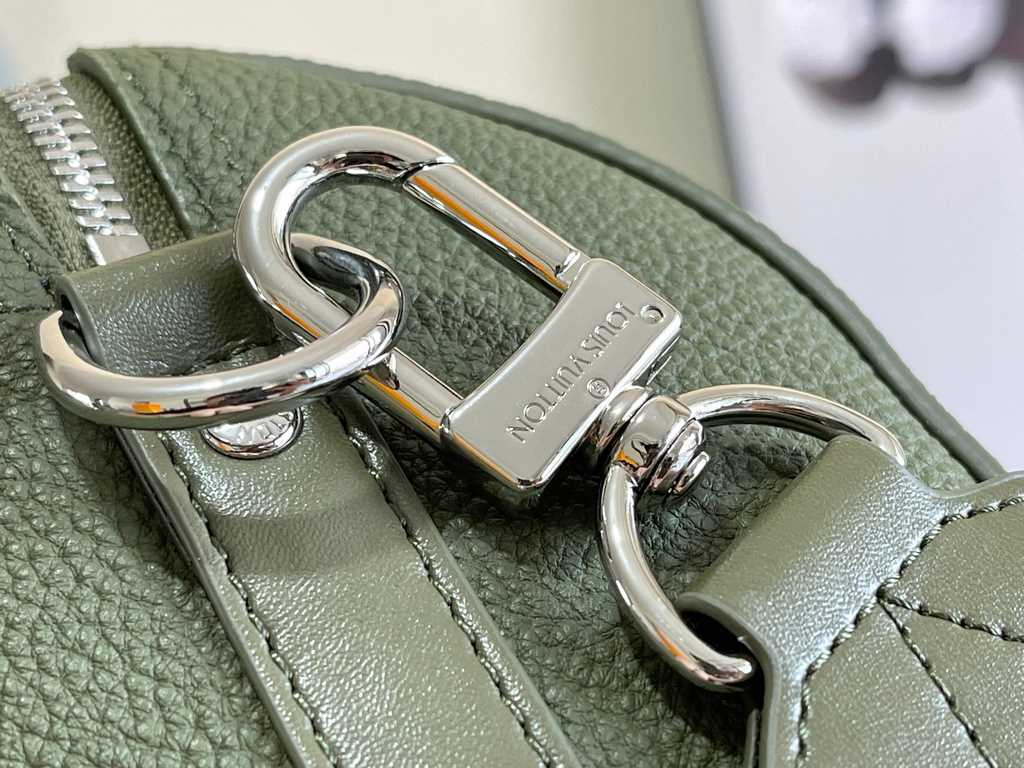 Exclusive Background Top Original M21438 Ginger M21437 Khaki Green M59255g This City Keepall handbag is crafted from LV Aerogram cowhide leather with a subtle texture for a handsome look. Identified by the metal LV logo,