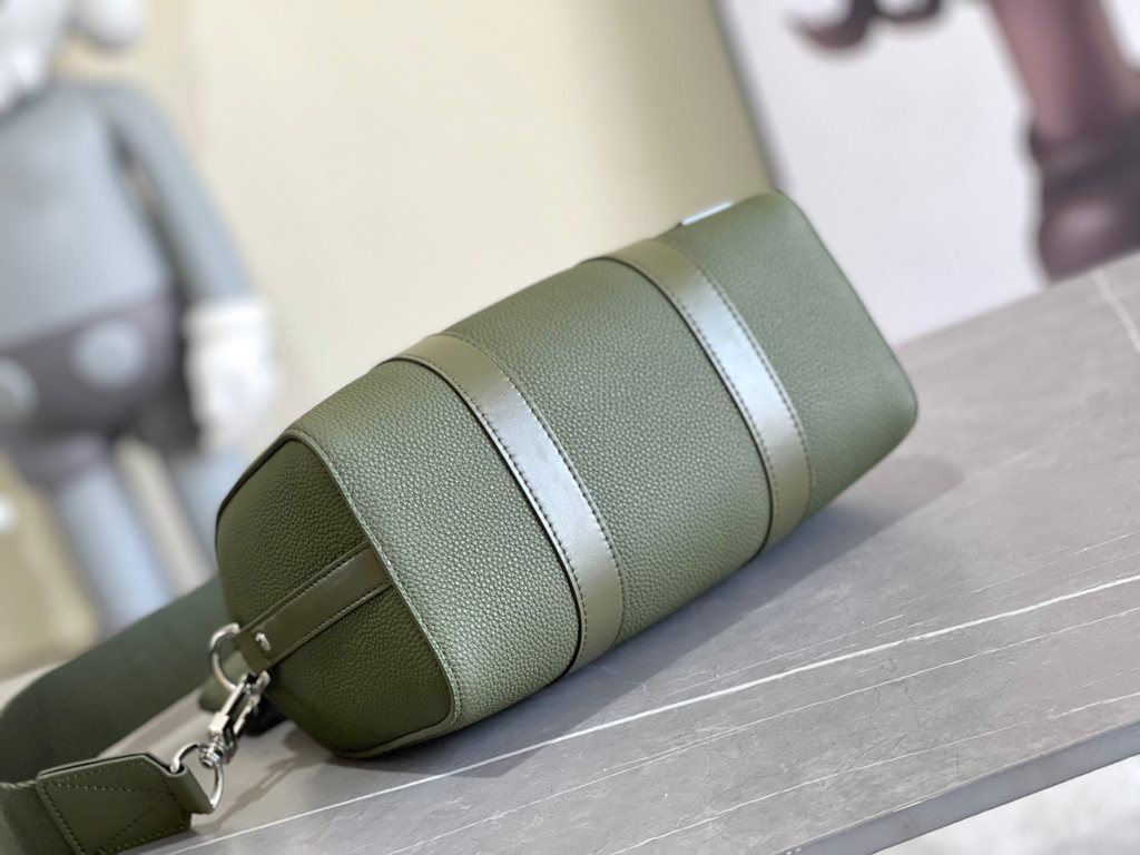 Exclusive Background Top Original M21438 Ginger M21437 Khaki Green M59255g This City Keepall handbag is crafted from LV Aerogram cowhide leather with a subtle texture for a handsome look. Identified by the metal LV logo,