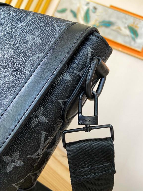 TOP ORIGINAL M45911 BLACK FLOWER This new messenger bag pays homage to Louis Vuitton's iconic equestrian-inspired Saumur bag, launched in 1986, by combining Monogram Eclipse canvas and grained leather to give this classi