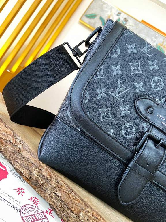 TOP ORIGINAL M45911 BLACK FLOWER This new messenger bag pays homage to Louis Vuitton's iconic equestrian-inspired Saumur bag, launched in 1986, by combining Monogram Eclipse canvas and grained leather to give this classi