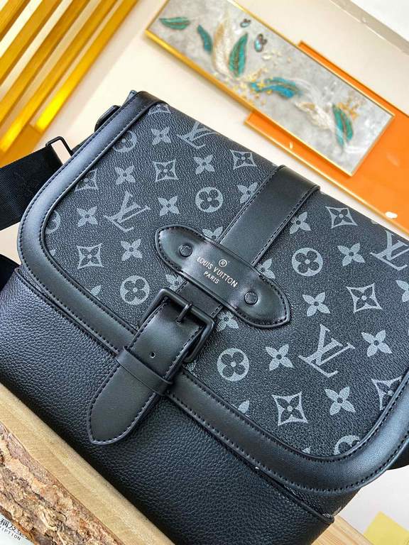 TOP ORIGINAL M45911 BLACK FLOWER This new messenger bag pays homage to Louis Vuitton's iconic equestrian-inspired Saumur bag, launched in 1986, by combining Monogram Eclipse canvas and grained leather to give this classi