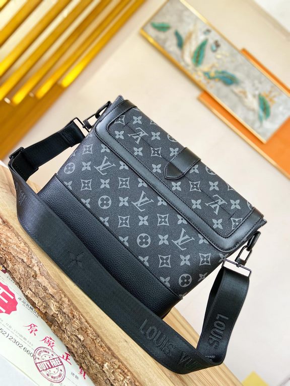 TOP ORIGINAL M45911 BLACK FLOWER This new messenger bag pays homage to Louis Vuitton's iconic equestrian-inspired Saumur bag, launched in 1986, by combining Monogram Eclipse canvas and grained leather to give this classi