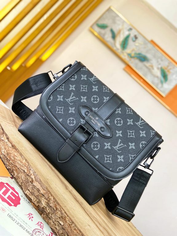 TOP ORIGINAL M45911 BLACK FLOWER This new messenger bag pays homage to Louis Vuitton's iconic equestrian-inspired Saumur bag, launched in 1986, by combining Monogram Eclipse canvas and grained leather to give this classi