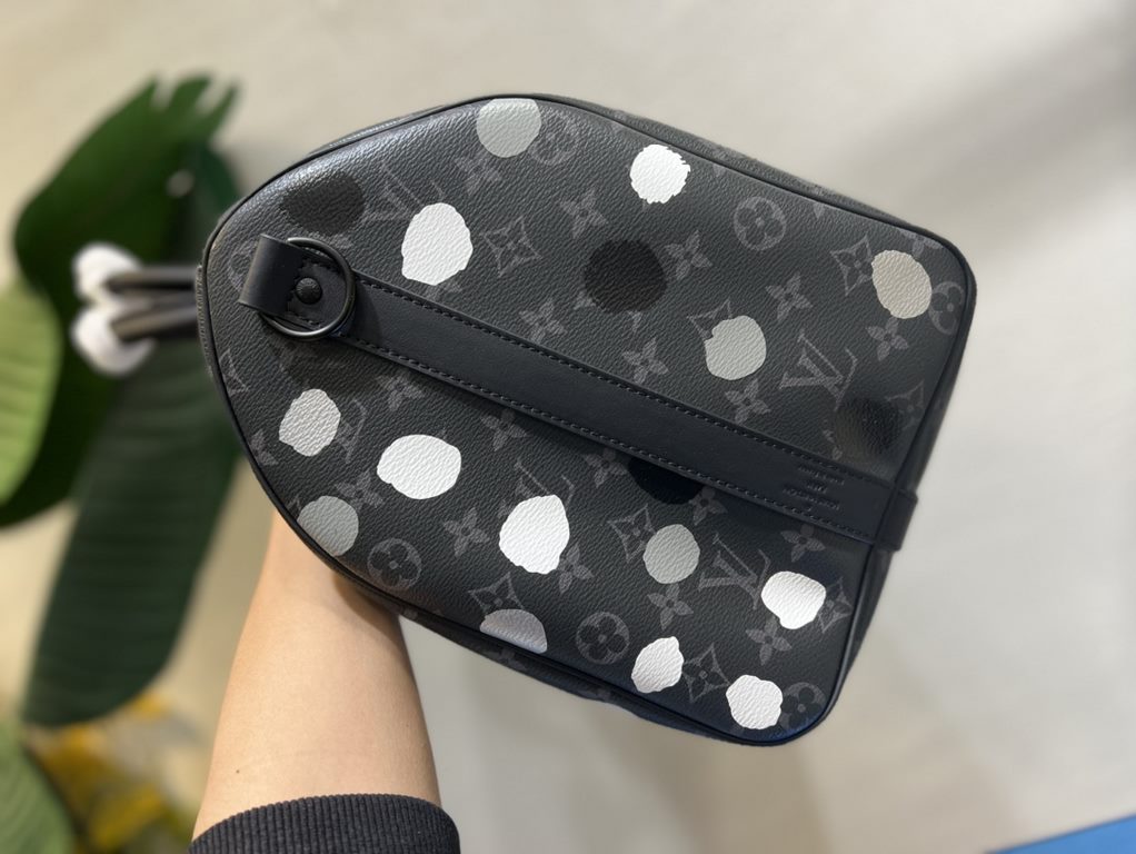 From the Louis Vuitton x Yayoi Kusama collaboration, the M46400 LV x YK Keepall 45 travel bag celebrates the fusion of artistic creativity and craftsmanship with polka dots on Monogram Eclipse canvas, once again making i