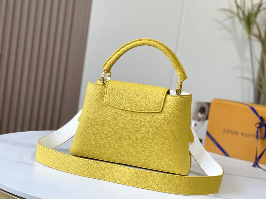 EXCLUSIVE PHOTO - M59434This medium Capucines BB handbag is shaped in full-grain cowhide leather in the compact size of the Capucines collection, with LV's letters, signature side loops, and a floral Monogram flap.Detail