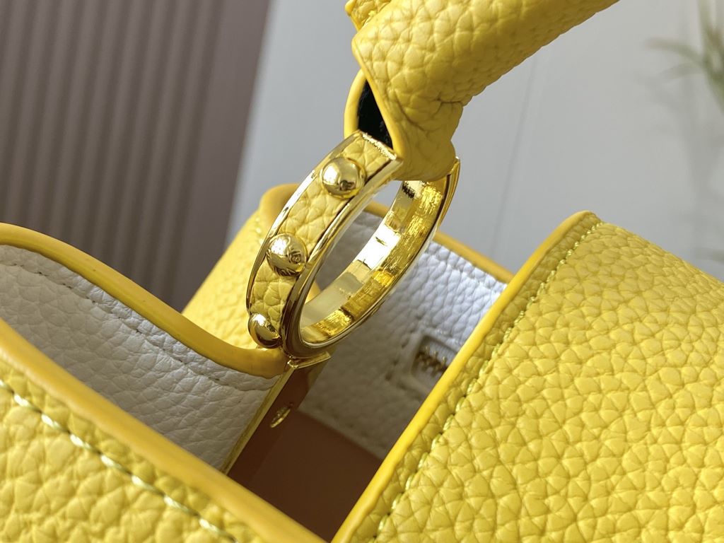 EXCLUSIVE PHOTO - M59434This medium Capucines BB handbag is shaped in full-grain cowhide leather in the compact size of the Capucines collection, with LV's letters, signature side loops, and a floral Monogram flap.Detail