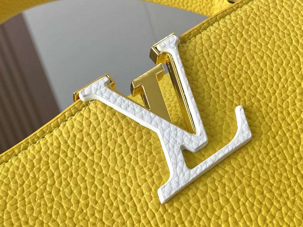 EXCLUSIVE PHOTO - M59434This medium Capucines BB handbag is shaped in full-grain cowhide leather in the compact size of the Capucines collection, with LV's letters, signature side loops, and a floral Monogram flap.Detail