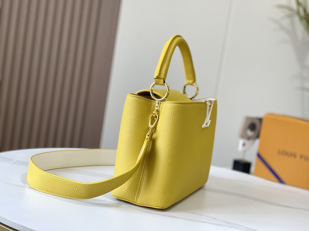 EXCLUSIVE PHOTO - M59434This medium Capucines BB handbag is shaped in full-grain cowhide leather in the compact size of the Capucines collection, with LV's letters, signature side loops, and a floral Monogram flap.Detail