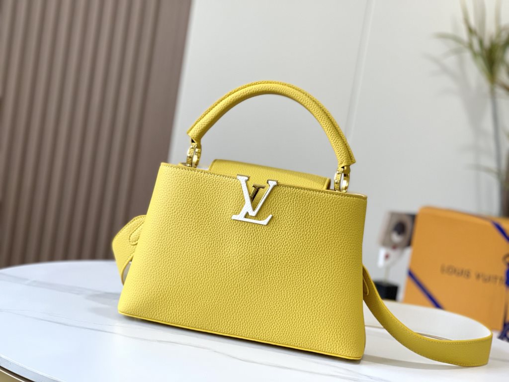 EXCLUSIVE PHOTO - M59434This medium Capucines BB handbag is shaped in full-grain cowhide leather in the compact size of the Capucines collection, with LV's letters, signature side loops, and a floral Monogram flap.Detail