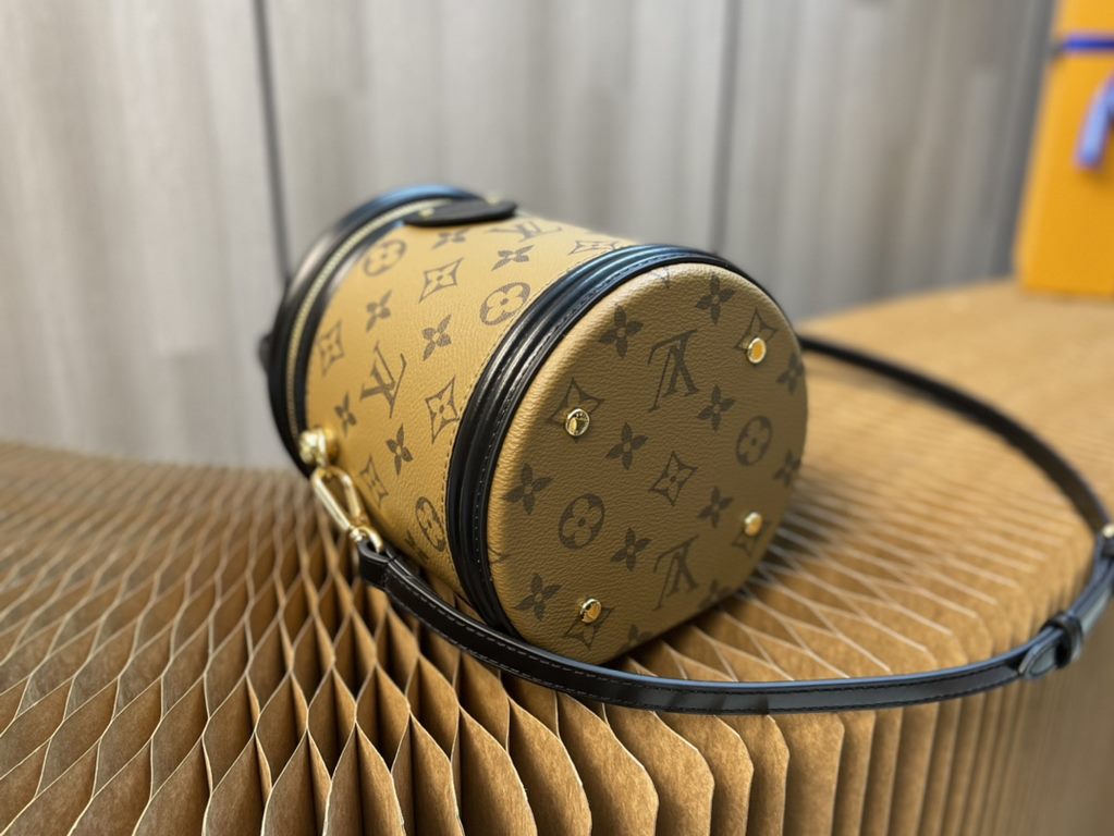 Top Original [Exclusive Background] M43986 Yellow Flower VANITY Handbag Drawing on the historic LV Cannes vanity case, Women's Artistic Director Nicolas Ghesquière revives the classic charm of yesteryear with this semi-r