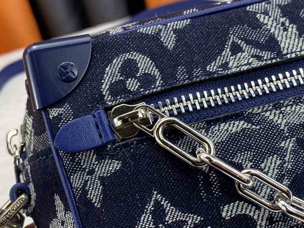 Upgraded Original Exclusive Authentic M60394 M80033 M20557 M44480 with new Louis Vuitton! signature printed on its vintage Monogram canvas and chunky chain, the mini soft trunk bag is part of Virgil Abra's everyday LV ca