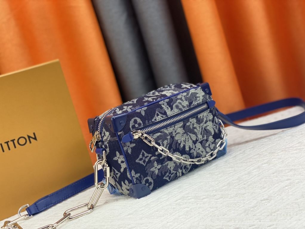 Upgraded Original Exclusive Authentic M60394 M80033 M20557 M44480 with new Louis Vuitton! signature printed on its vintage Monogram canvas and chunky chain, the mini soft trunk bag is part of Virgil Abra's everyday LV ca